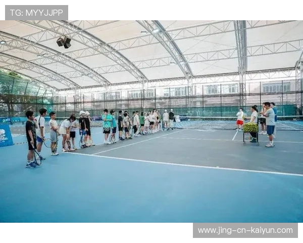 网球场馆推出青少年成长打卡活动激励持续训练，青少年网球训练营